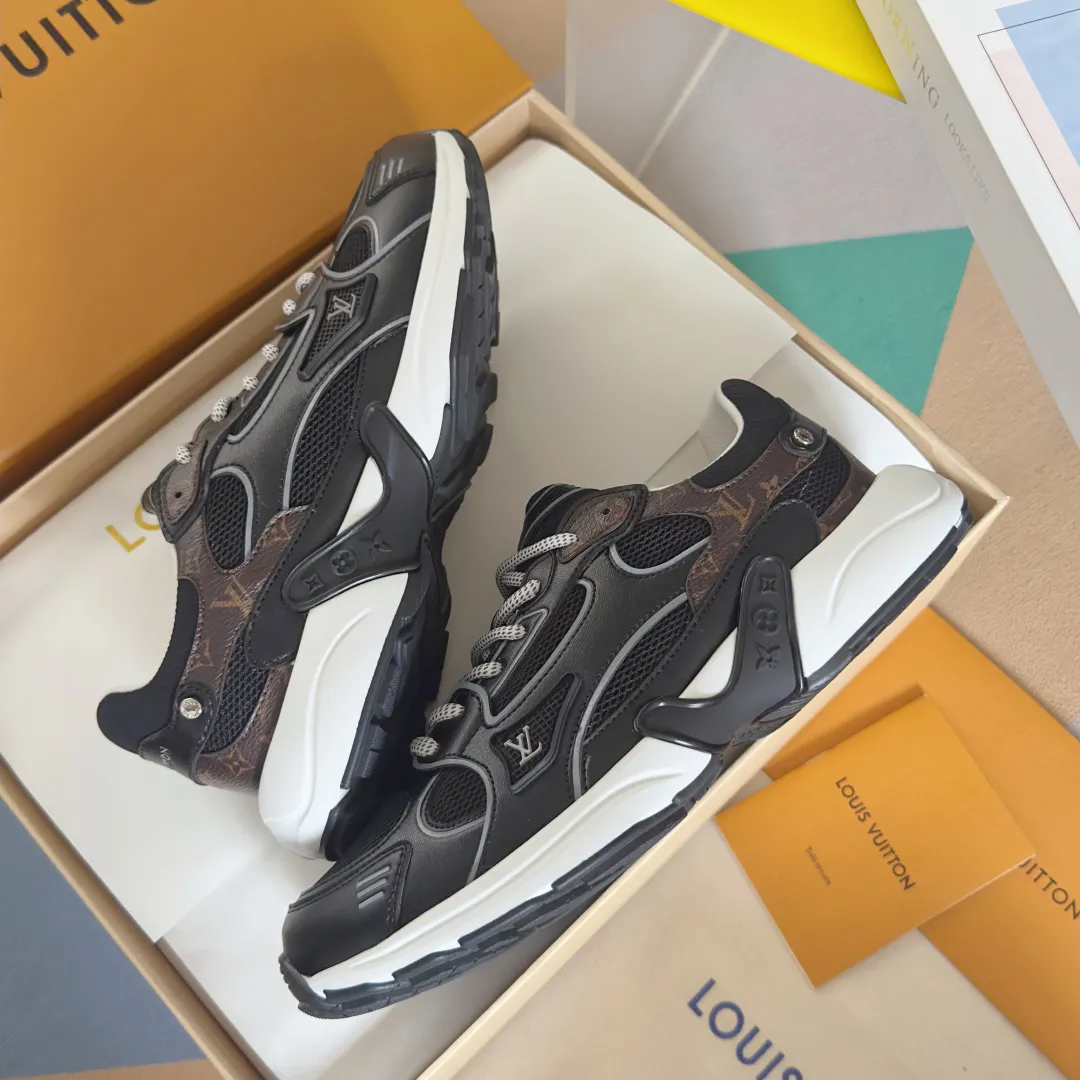 Top version: Couple model 640💰 LV Louis Vuitton L House Donkey Brand Latest Olympia Series Couple Model Silver Horn King Casual Sports Shoes Running Shoes This LV Olympia sports shoe combines mesh fabric and metallic synthetic leather and other technical fabrics to reinterpret the classic running shoe design with a neat and simple design. Lightweight EVA outsole provides a stretchy fit. Rich details such as Monogram embossing and LV letters establish recognition. Exquisite packaging at the delivery counter🛍📦 ▪️Fabric: original imported technical fabric + mesh ▪️Inner lining: original customized breathable mesh ▪️Sole: original molded rubber foam material ▪️Sole thickness: 3.5CM ▪️Size: women's 35-40 / men's 39-44